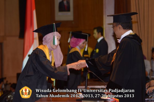 wisuda-unpad-gel-iv-ta-2012_2013-fakultas-pertanian-oleh-rektor-088