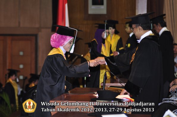 wisuda-unpad-gel-iv-ta-2012_2013-fakultas-pertanian-oleh-rektor-089