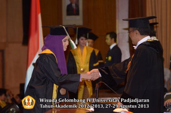 wisuda-unpad-gel-iv-ta-2012_2013-fakultas-pertanian-oleh-rektor-090