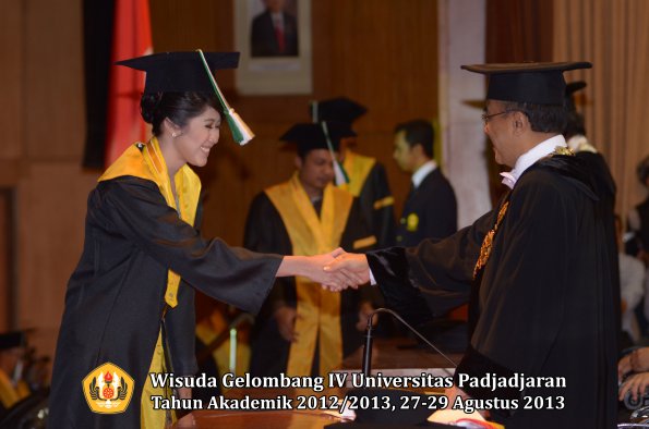 wisuda-unpad-gel-iv-ta-2012_2013-fakultas-pertanian-oleh-rektor-091