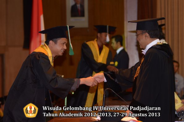 wisuda-unpad-gel-iv-ta-2012_2013-fakultas-pertanian-oleh-rektor-092