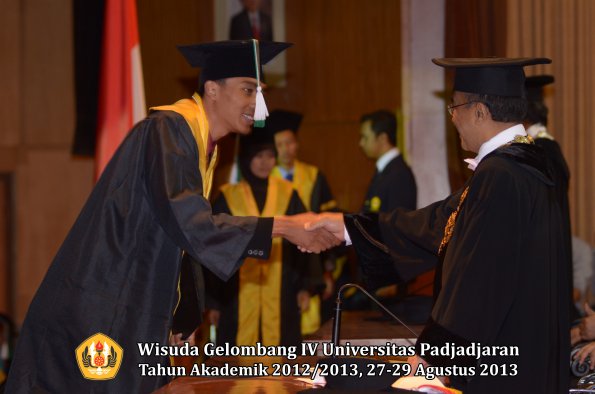 wisuda-unpad-gel-iv-ta-2012_2013-fakultas-pertanian-oleh-rektor-093