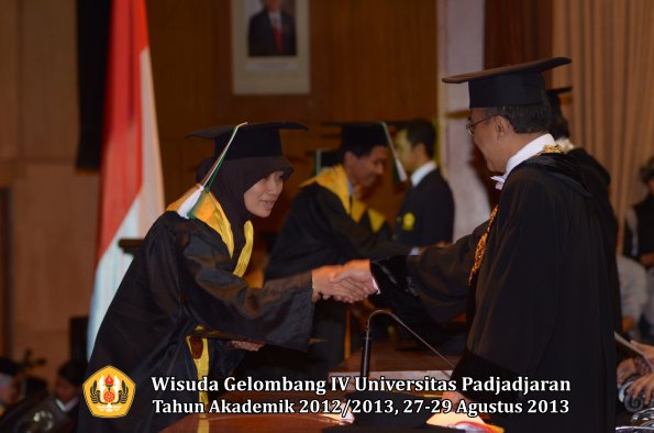 wisuda-unpad-gel-iv-ta-2012_2013-fakultas-pertanian-oleh-rektor-094