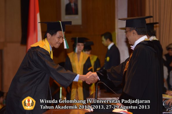 wisuda-unpad-gel-iv-ta-2012_2013-fakultas-pertanian-oleh-rektor-095