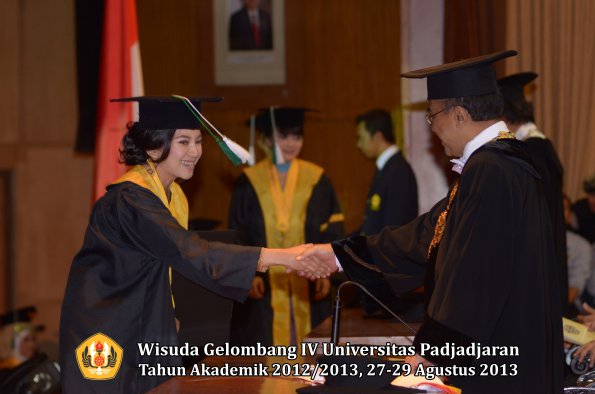 wisuda-unpad-gel-iv-ta-2012_2013-fakultas-pertanian-oleh-rektor-096