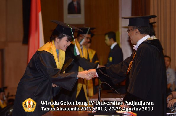 wisuda-unpad-gel-iv-ta-2012_2013-fakultas-pertanian-oleh-rektor-097