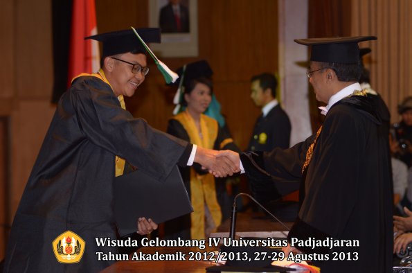 wisuda-unpad-gel-iv-ta-2012_2013-fakultas-pertanian-oleh-rektor-098