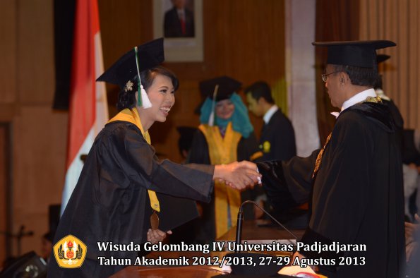 wisuda-unpad-gel-iv-ta-2012_2013-fakultas-pertanian-oleh-rektor-099