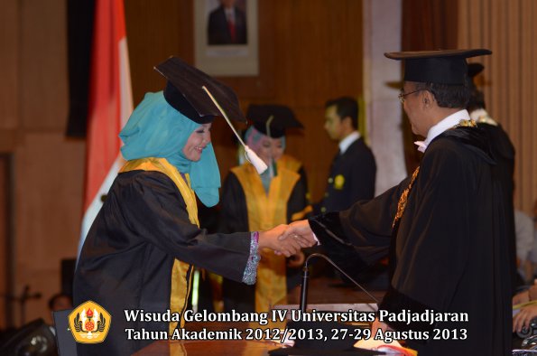 wisuda-unpad-gel-iv-ta-2012_2013-fakultas-pertanian-oleh-rektor-100