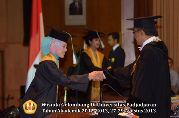 wisuda-unpad-gel-iv-ta-2012_2013-fakultas-pertanian-oleh-rektor-101