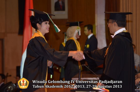 wisuda-unpad-gel-iv-ta-2012_2013-fakultas-pertanian-oleh-rektor-102