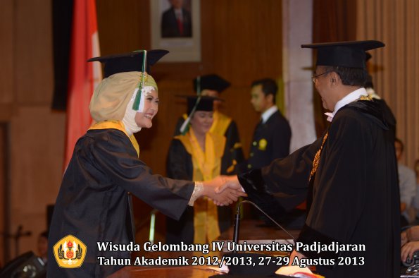 wisuda-unpad-gel-iv-ta-2012_2013-fakultas-pertanian-oleh-rektor-103