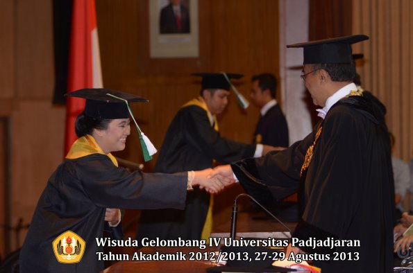 wisuda-unpad-gel-iv-ta-2012_2013-fakultas-pertanian-oleh-rektor-104