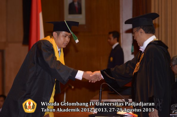 wisuda-unpad-gel-iv-ta-2012_2013-fakultas-pertanian-oleh-rektor-105