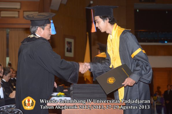 wisuda-unpad-gel-iv-ta-2012_2013-fakultas-teknik-geologi-oleh-dekan-011