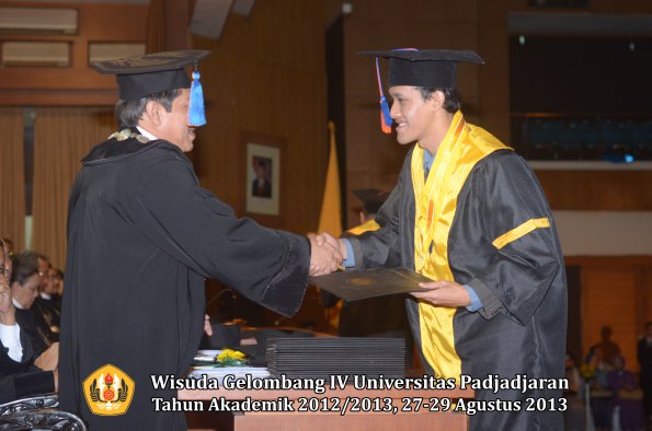 wisuda-unpad-gel-iv-ta-2012_2013-fakultas-teknik-geologi-oleh-dekan-020