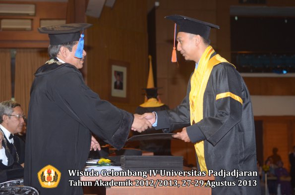 wisuda-unpad-gel-iv-ta-2012_2013-fakultas-teknik-geologi-oleh-dekan-023