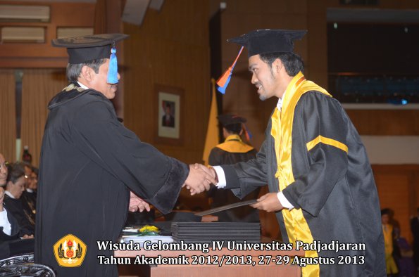 wisuda-unpad-gel-iv-ta-2012_2013-fakultas-teknik-geologi-oleh-dekan-024