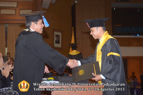 wisuda-unpad-gel-iv-ta-2012_2013-fakultas-teknik-geologi-oleh-dekan-025