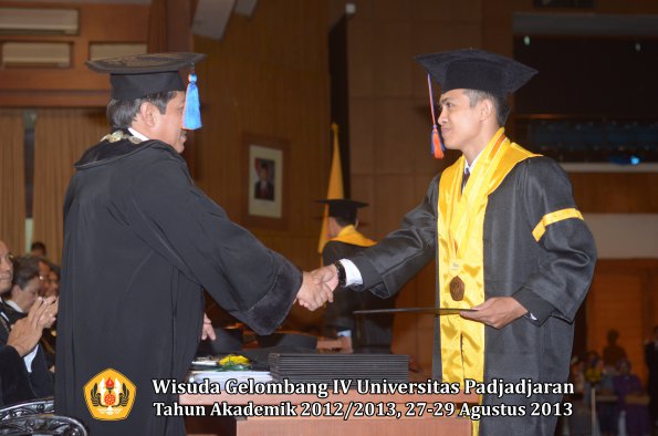 wisuda-unpad-gel-iv-ta-2012_2013-fakultas-teknik-geologi-oleh-dekan-026