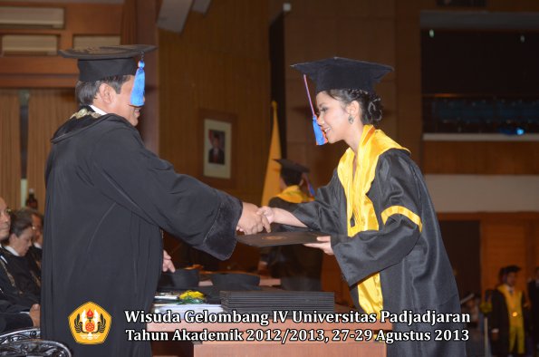 wisuda-unpad-gel-iv-ta-2012_2013-fakultas-teknik-geologi-oleh-dekan-027