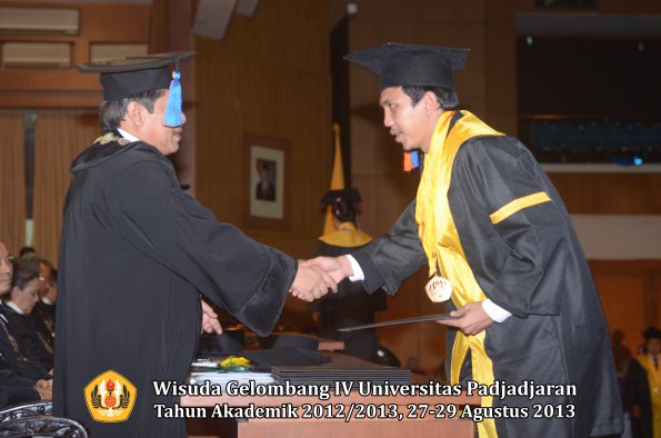 wisuda-unpad-gel-iv-ta-2012_2013-fakultas-teknik-geologi-oleh-dekan-032