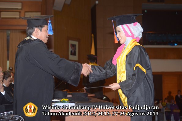 wisuda-unpad-gel-iv-ta-2012_2013-fakultas-teknik-geologi-oleh-dekan-033