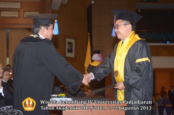 wisuda-unpad-gel-iv-ta-2012_2013-fakultas-teknik-geologi-oleh-dekan-034