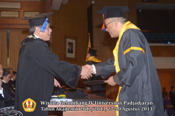 wisuda-unpad-gel-iv-ta-2012_2013-fakultas-teknik-geologi-oleh-dekan-035