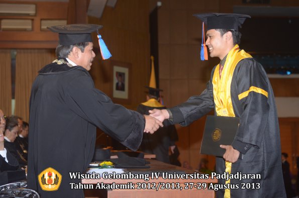 wisuda-unpad-gel-iv-ta-2012_2013-fakultas-teknik-geologi-oleh-dekan-036