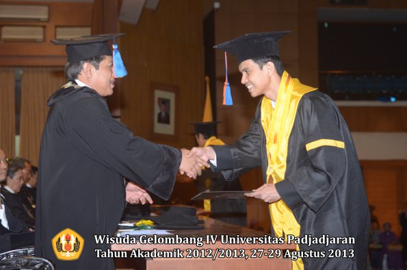 wisuda-unpad-gel-iv-ta-2012_2013-fakultas-teknik-geologi-oleh-dekan-039