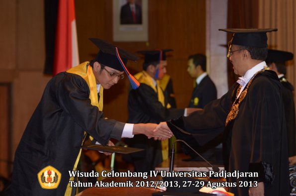 wisuda-unpad-gel-iv-ta-2012_2013-fakultas-teknik-geologi-oleh-rektor-006