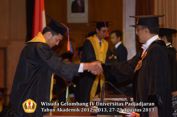 wisuda-unpad-gel-iv-ta-2012_2013-fakultas-teknik-geologi-oleh-rektor-007