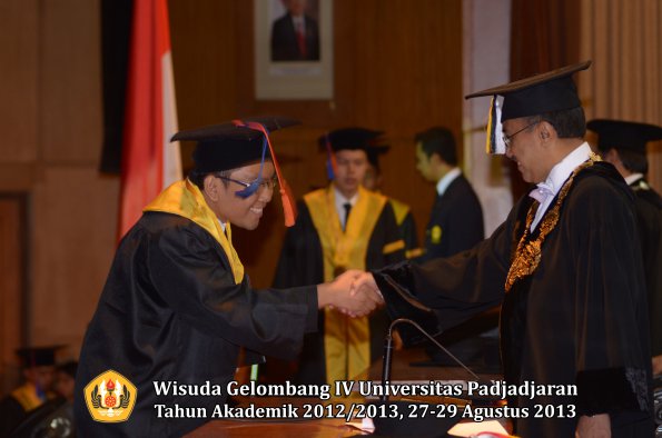 wisuda-unpad-gel-iv-ta-2012_2013-fakultas-teknik-geologi-oleh-rektor-012