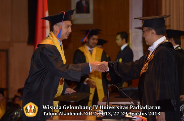 wisuda-unpad-gel-iv-ta-2012_2013-fakultas-teknik-geologi-oleh-rektor-023