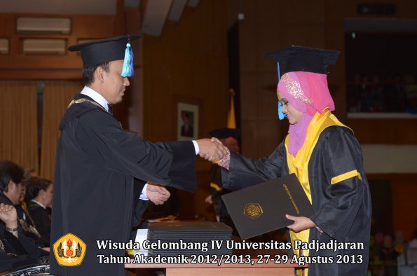 wisuda-unpad-gel-iv-ta-2012_2013-fakultas-ilmu-keperawatan-oleh-dekan-018