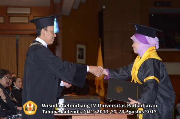 wisuda-unpad-gel-iv-ta-2012_2013-fakultas-ilmu-keperawatan-oleh-dekan-019