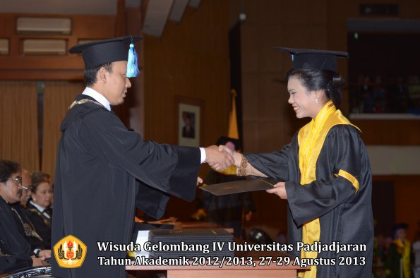 wisuda-unpad-gel-iv-ta-2012_2013-fakultas-ilmu-keperawatan-oleh-dekan-022