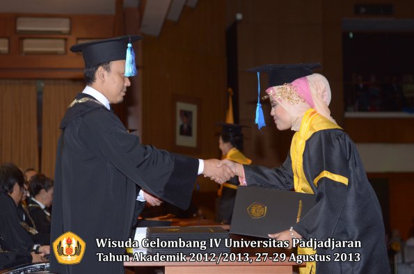 wisuda-unpad-gel-iv-ta-2012_2013-fakultas-ilmu-keperawatan-oleh-dekan-023