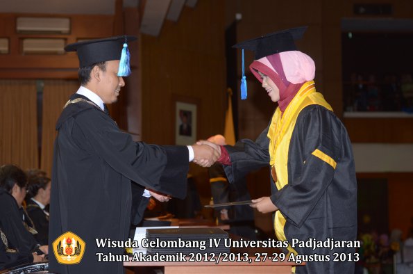 wisuda-unpad-gel-iv-ta-2012_2013-fakultas-ilmu-keperawatan-oleh-dekan-024