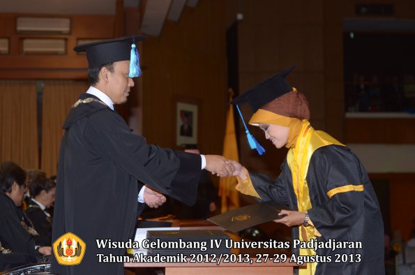 wisuda-unpad-gel-iv-ta-2012_2013-fakultas-ilmu-keperawatan-oleh-dekan-025