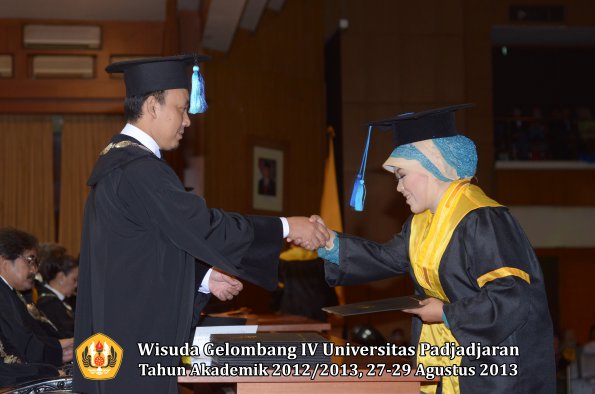 wisuda-unpad-gel-iv-ta-2012_2013-fakultas-ilmu-keperawatan-oleh-dekan-027