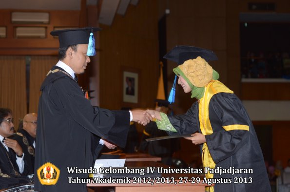 wisuda-unpad-gel-iv-ta-2012_2013-fakultas-ilmu-keperawatan-oleh-dekan-032