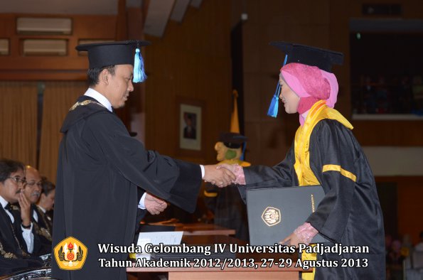 wisuda-unpad-gel-iv-ta-2012_2013-fakultas-ilmu-keperawatan-oleh-dekan-033