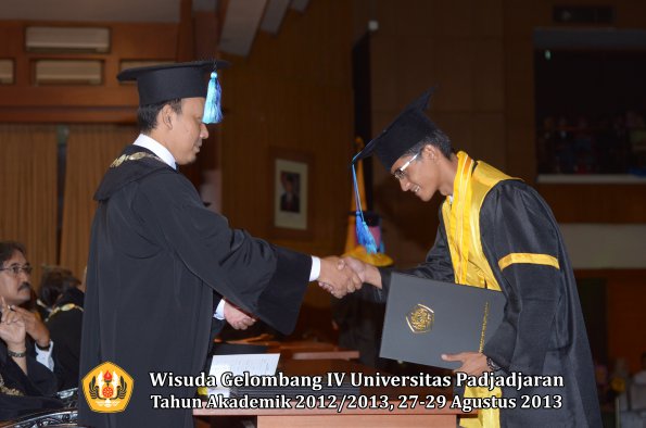 wisuda-unpad-gel-iv-ta-2012_2013-fakultas-ilmu-keperawatan-oleh-dekan-034