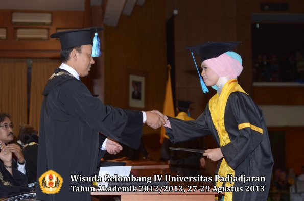 wisuda-unpad-gel-iv-ta-2012_2013-fakultas-ilmu-keperawatan-oleh-dekan-035