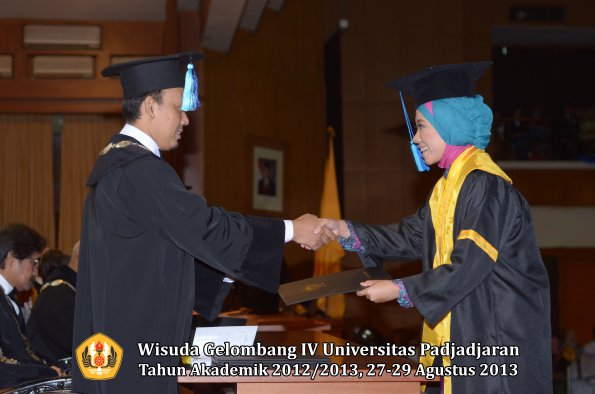 wisuda-unpad-gel-iv-ta-2012_2013-fakultas-ilmu-keperawatan-oleh-dekan-038