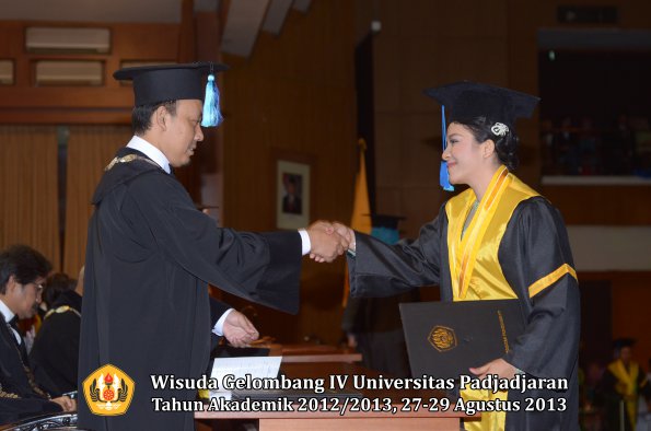 wisuda-unpad-gel-iv-ta-2012_2013-fakultas-ilmu-keperawatan-oleh-dekan-039