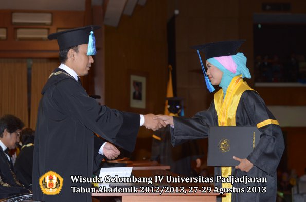 wisuda-unpad-gel-iv-ta-2012_2013-fakultas-ilmu-keperawatan-oleh-dekan-040