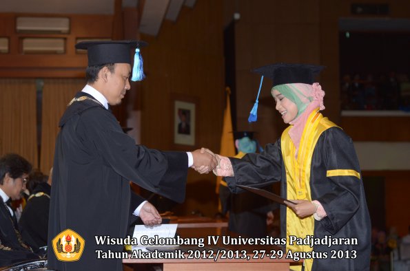 wisuda-unpad-gel-iv-ta-2012_2013-fakultas-ilmu-keperawatan-oleh-dekan-041